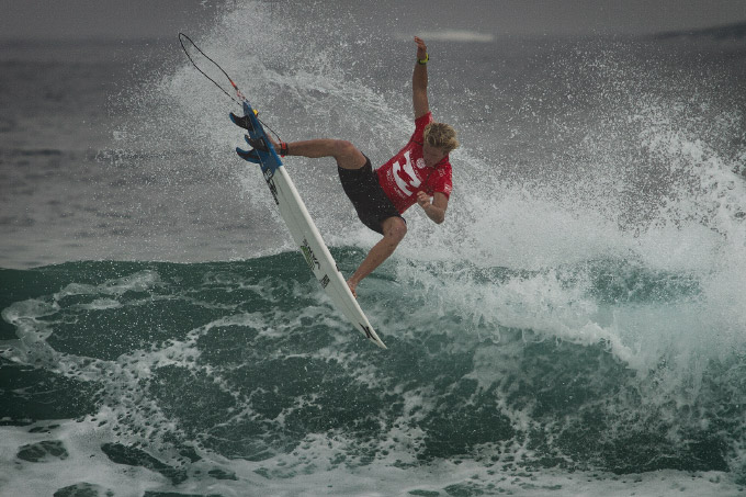 John John levou a melhor sobre CJ e Wilko, fechando o Round 1 e o primeiro dia de Billabong Rio Pro, mesmo condições já bem deterioradas no Postinho. Foto: Myara