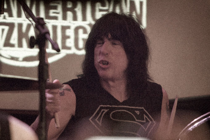 Marky Ramone afiadíssimo ditou o ritmo da festa, emendando hit após hit. Foto: Myara