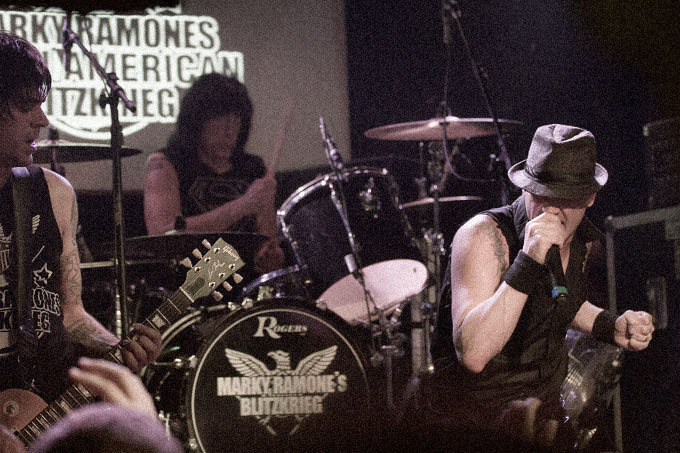 Michale Graves em grande sintonia com sua platéia puxava os hinos e interagia constantemente com todos, fazendo com que a noite ficasse ainda mais épica. Foto: Myara