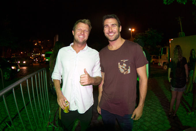 Taj Burrow e Joel Parkinson trocando uma ideia no estacionamento antes confraternizar lá dentro.