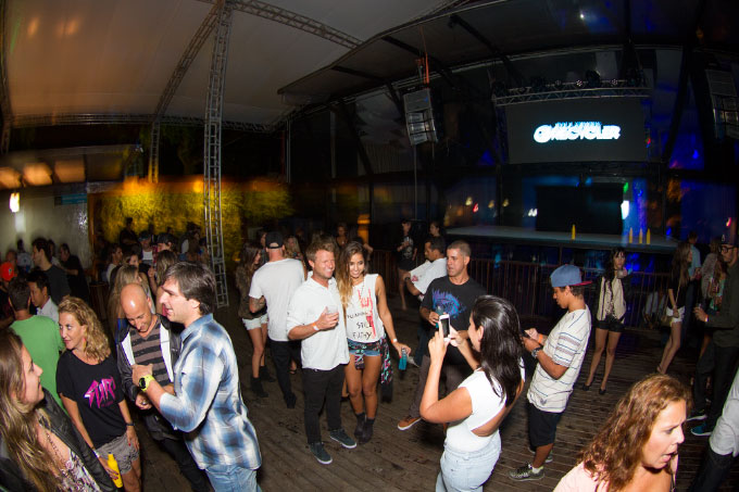 Com a trégua da chuva, ainda antes da meia-noite, o ambiente do lado de fora começa a acontecer.