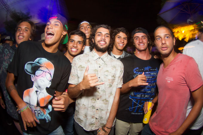 O início de uma noite longa pra essa molecada.