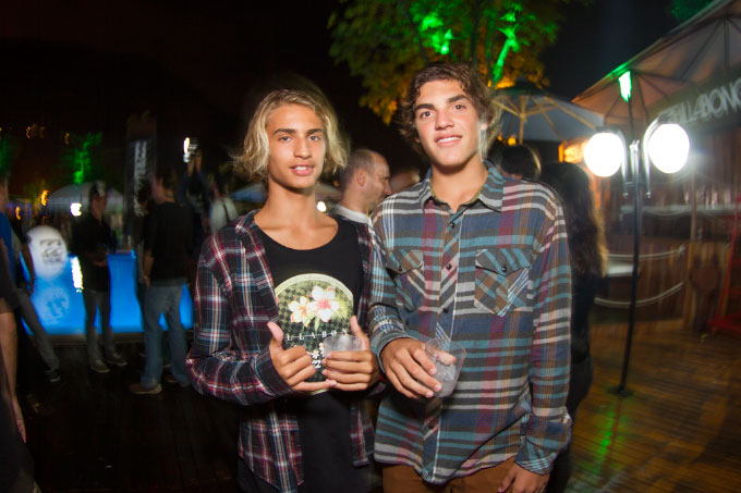 O sózia tupiniquim do Curren Caples e seu camarada observando o movimento.