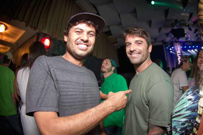 Marcelo Montezuma (Bar 399) apresentando seu amigo no bar da pista.