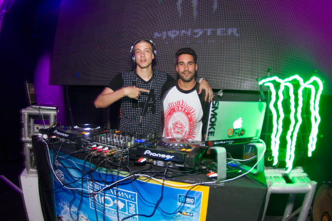 DJs Shark e Leo Cruz nas pick-ups.