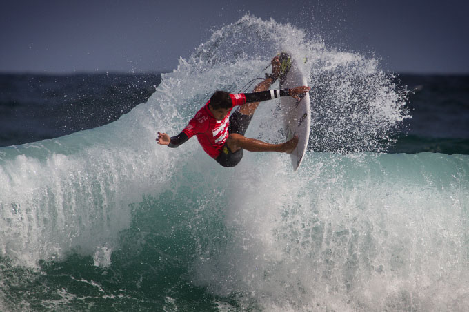 Miguel Pupo foi outra baixa brasileira. Ele não conseguiu aterrissar os aéreos enquanto o basco Aritz Aranburu apostou nas linhas. Foto: Myara/Layback