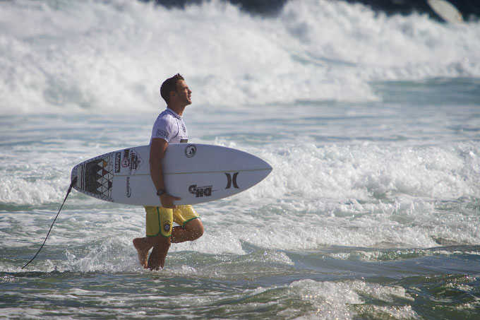 Alejo sendo recebido com os aplausos da praia após sua vitória acirrada. Ele agora enfrenta Josh Kerr pelo Round 3. Foto: Myara/Layback