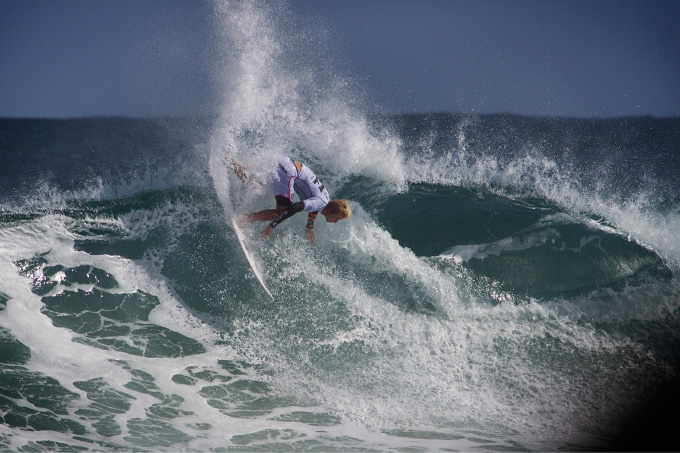 Nat Young abusou do backside, com pancadas como essa no crítico das cracas do Postinho. O californiano já está garantido nas quartas de final. Foto: Smorigo/ASP