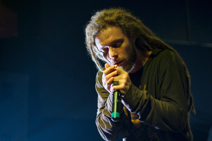 O vocalista Carlos Valentim do Yute Lions se apresentou com ótima presença de palco.