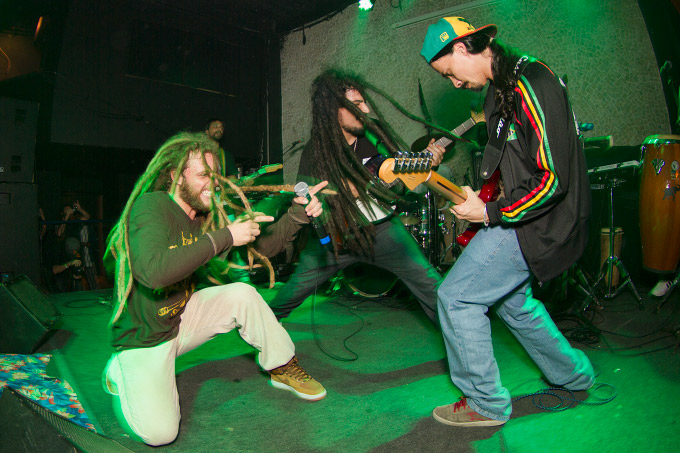 Carlos Valentim, Thiago Jahbass e o guitarrista André Pfefer em performance enérgica.