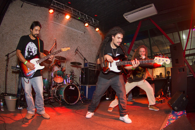 Os cariocas do Yute Lions começaram seu show à toda como se pode ver na foto. Em destaque o guitarrista Jonas Mattoso, ao fundo o baterista Maurício Bongo, o baixista Thiago Jahbass e o vocalista Carlos Valentim.