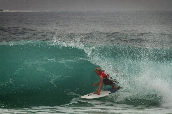 John John Florence descolou esse improvável tubo nos últimos minutos de sua bateria para virar em cima de CJ Hobgood. Foto: Myara