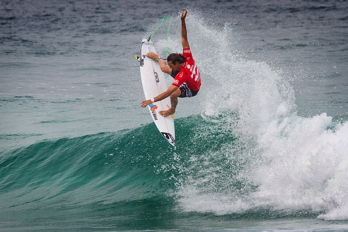 Jordy Smith até agora defende seu título do Billabong Rio Pro, se garantindo no Round 3 com uma vitória sobre Freddy P. e Travis Logie. Foto: Smorigo/ASP