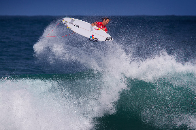 Jordy Smith eliminou Jadson André da competição e depois se garantiu nas quartas passando por Joel Parkinson e Sebastian Zietz em uma disputada bateria pelo Round 4. Foto: Smorigo/ASP