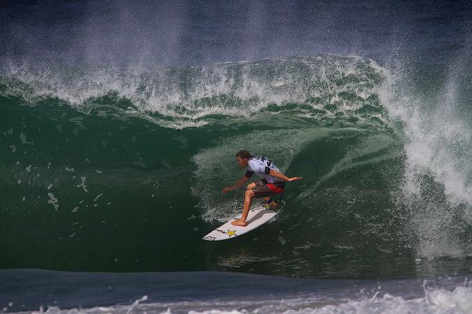 Bede Durbidge tem surfado excepcionalmente bem durante esta semana, e eliminou venceu suas duas baterias de hoje passando por ninguém menos que Filipe Toledo e depois Kolohe Andino e Kelly Slater no Round 4. Ele também está nas quartas. Foto: Smorigo/ASP