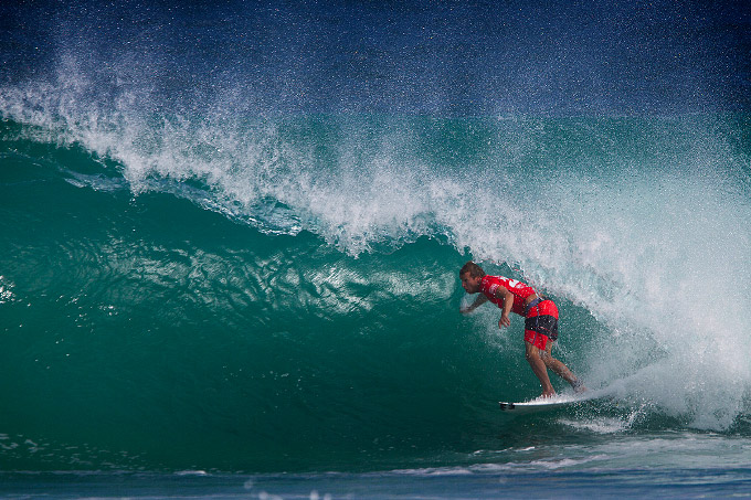 Taj Burrow venceu as duas baterias que disputou hoje, eliminando seu conterrâneo, o Rookie Dion Atkinson, e depois se garantindo no direto nas quartas passando por Josh Kerr e Michel Bourez. Foto: Smorigo/ASP