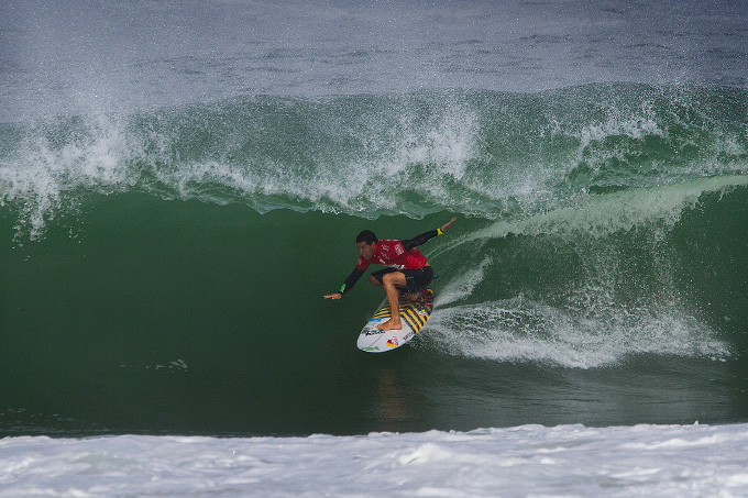 Adriano de Souza arrancou aplausos da praia inteira colocando pra dentro desses tubos. Foto: Smorigo/ASP