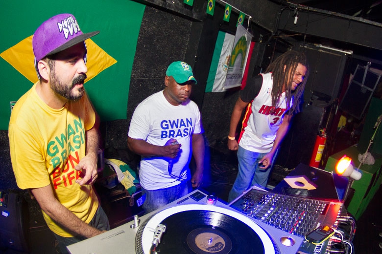 MPC soltando as bases e Macky Banton e Jeru Banto revezando nas rimas.