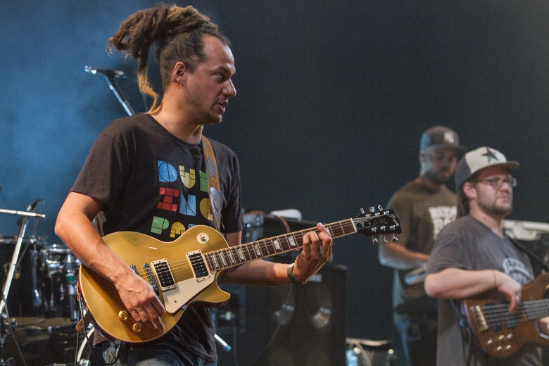 O guitarrista Jérémie de olho no restante da banda.