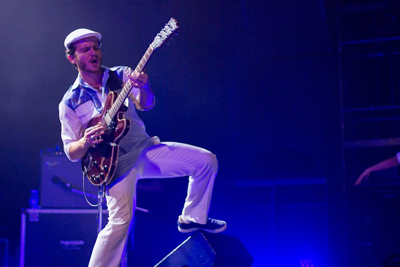 O guitarrista do Ponto de Equilíbrio André Sampaio caprichando nos solos.