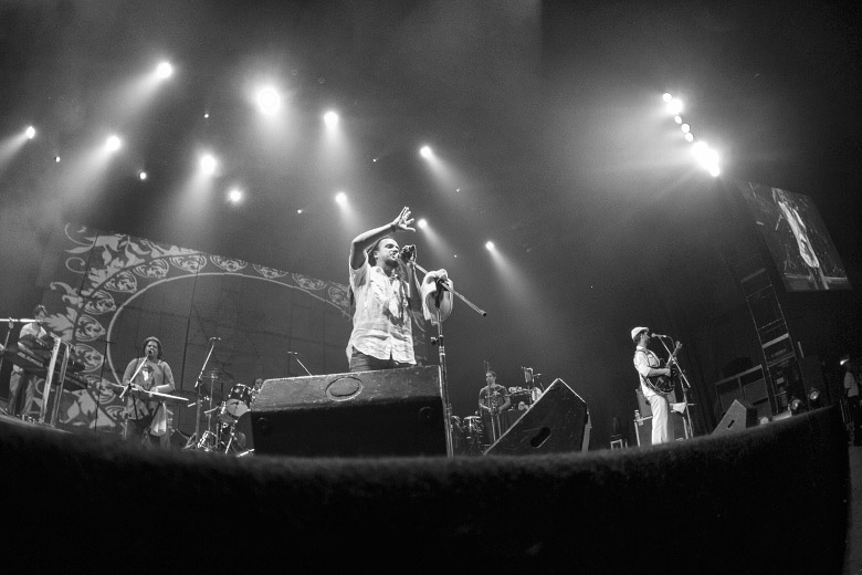 Ponto de Equilíbrio, a segunda banda da noite. A galera presente passou o show inteiro amarradona e cantou junto de Helio do início ao fim.