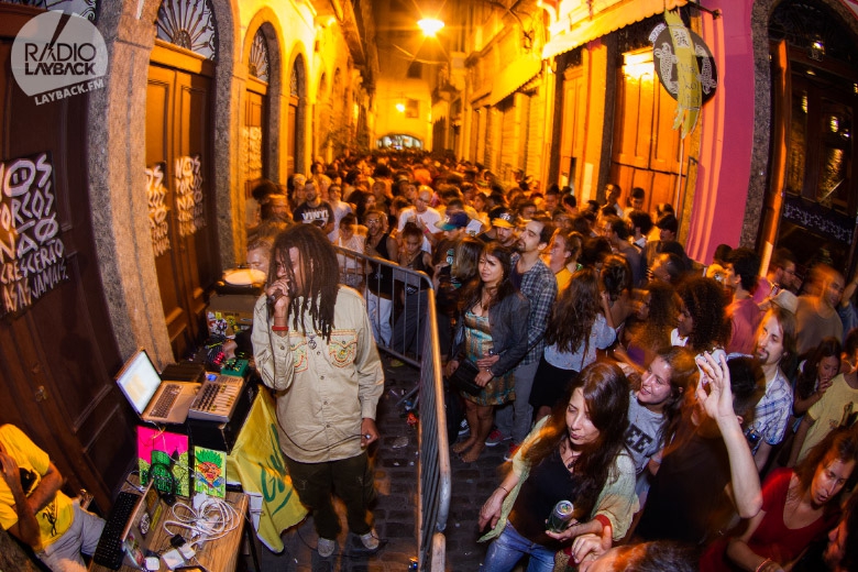 Não se preocupe, até quem estava lá fora conseguia ouvir o som. Foto: Radio Layback