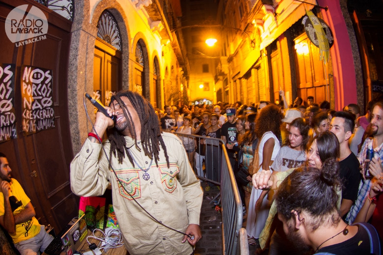 Jeru Banto, um dos protagonistas da noite, gravou cenas para o novo clipe da faixa Nos Porcos Não Crescerão Asas. Foto: Radio Layback