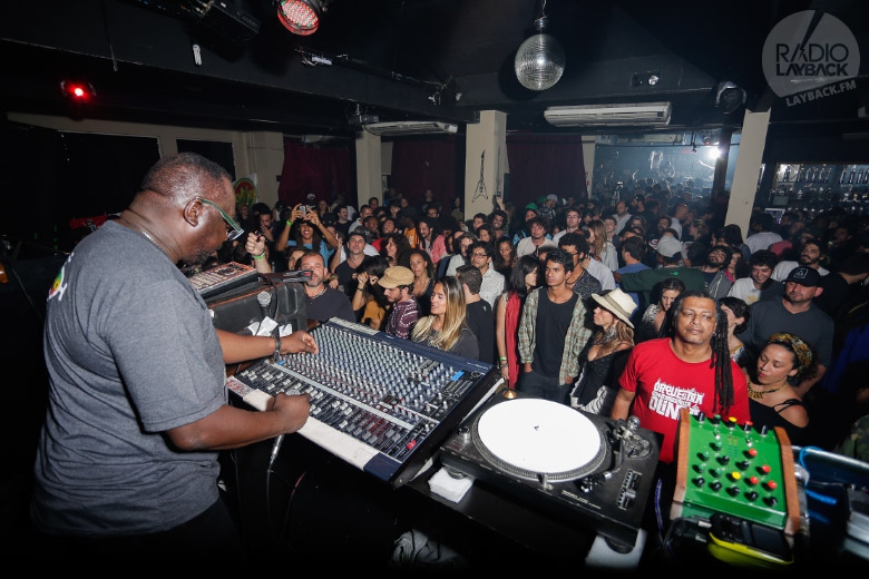 O grande nome da noite Mad Professor frente à platéia que já aguardava ansiosamente. Foto: Radio Layback 