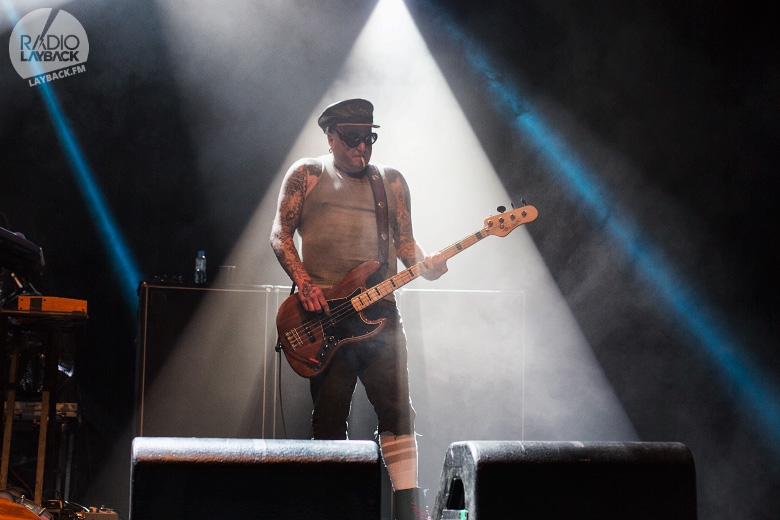 A presença de palco sempre cativante de Eric. Muitas vezes ele chegou a mexer mais de dois dedos! Foto: Radio Layback