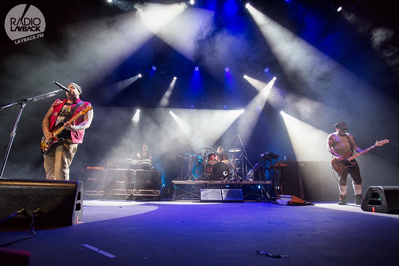 Pode se dizer que o palco do CitiBank Hall não é o espaço mais aconchegante pra um power trio. Espaço de sobra! Foto: Radio Layback