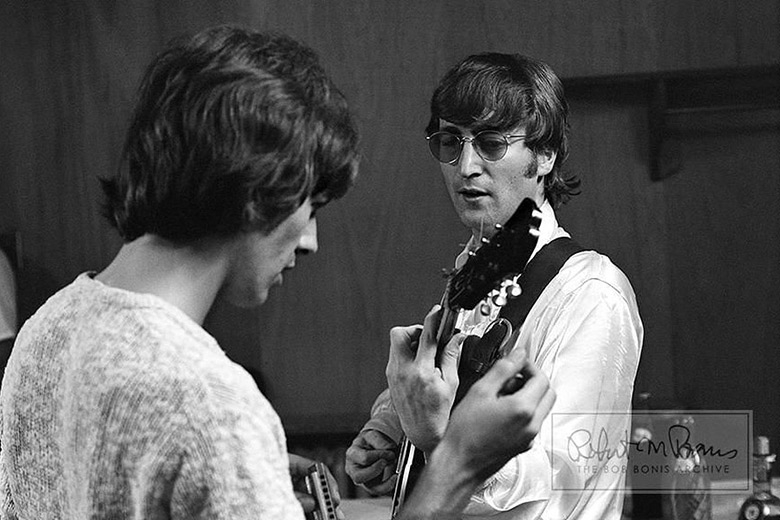 George Harrison e John Lennon.