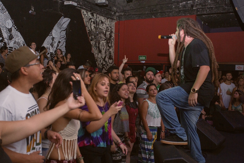 O pessoal amarradão com o Cidade Verde Sounds ao vivo em SP. Foto: Radio Layback