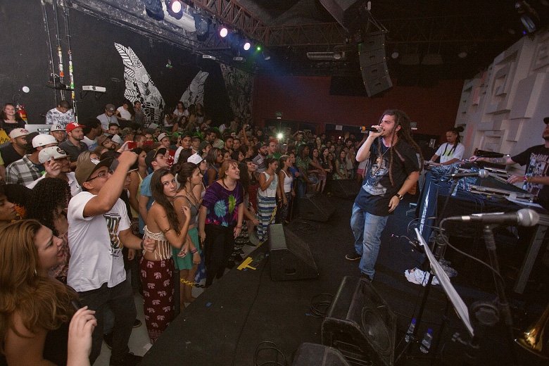 O Cidade Verde Sounds apresentou o novo single Viver Como Um Só, que foi muito bem recebido pela galera presente. Foto: Radio Layback