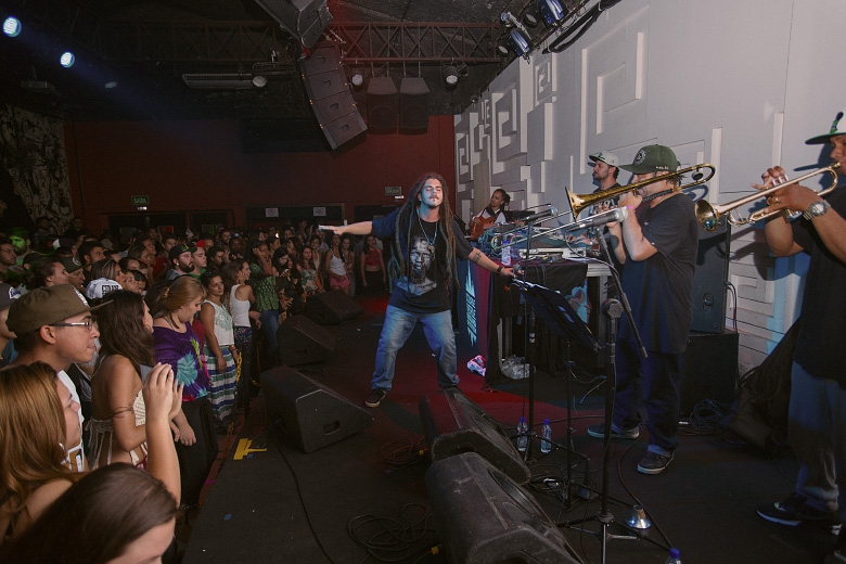 Guilherme Adonai e Paulo Dubmastor tocando a festa no Da Leoni. Foto: Radio Layback