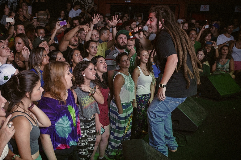 Adonai em grande sintonia com sua platéia. Foto: Radio Layback