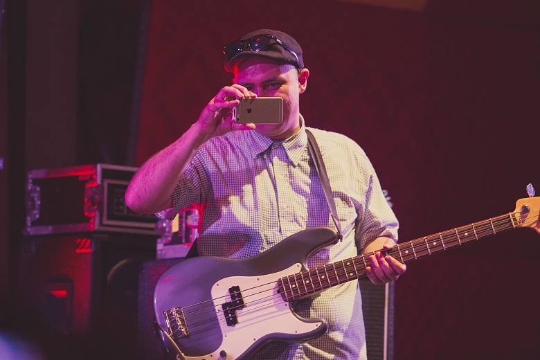 ... Mas antes, um selfie. Chiquis Lozoya, baixista do Hepcat. Foto: Radio Layback