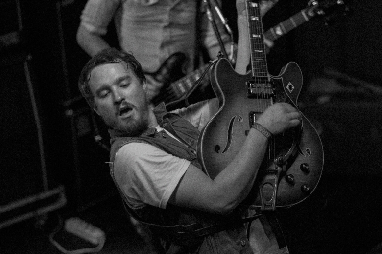 É uma bela guitarra e ele deveria mesmo mostrá-la sem pudor. Foto: Radio Layback