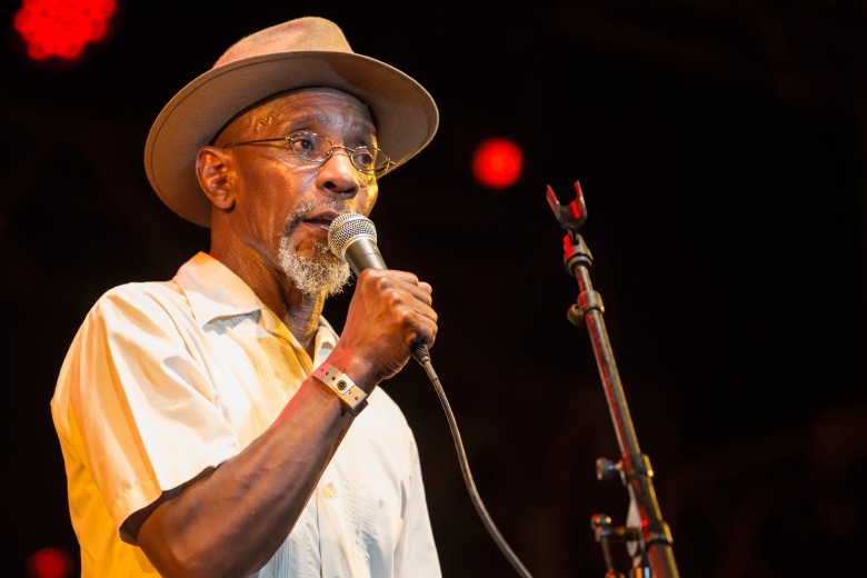 O poeta dub Linton Kwesi Johnson foi o encarregado pela abertura da primeira noite do Festival Back2Black. Foto: Radio Layback