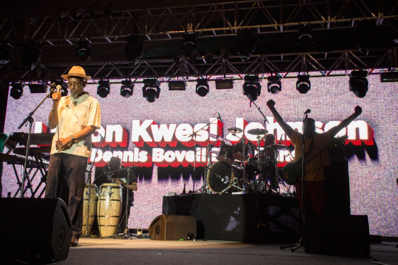 LKJ e a Dennis Bovell Dub Band em grande entrosamento. O reggae, ska e dub da banda não deixaram ninguém ficar parado. Foto: Radio Layback