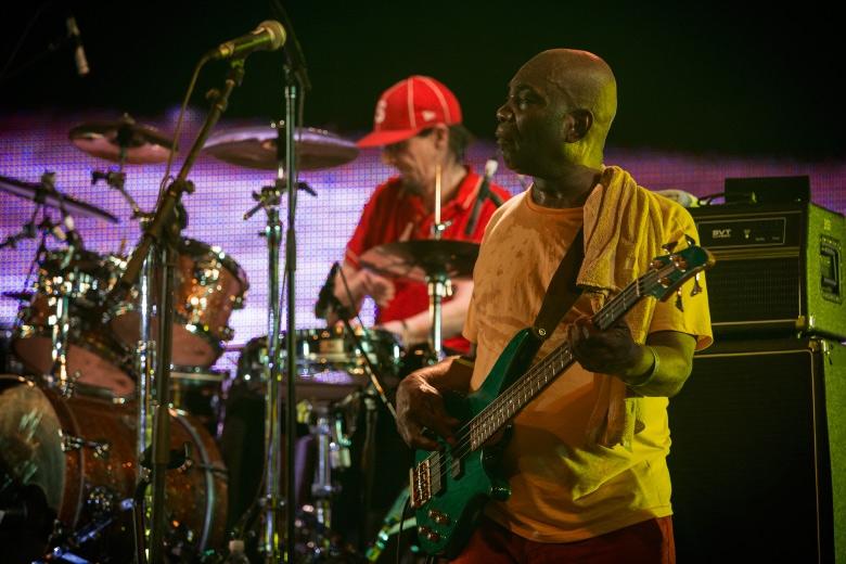 Dennis Bovell no baixo e o baterista Daniel Spahni ao fundo. Foto: Radio Layback