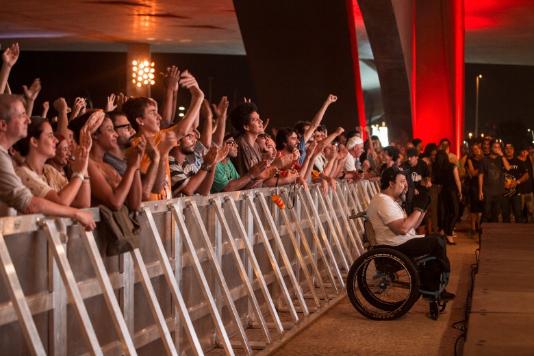 No final do show do LKJ, a platéia era só aplausos. Grande performance. Foto: Radio Layback