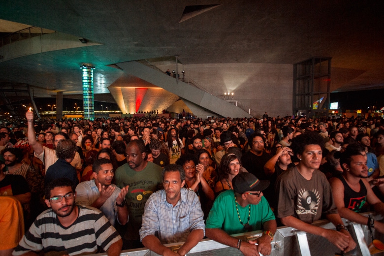 Já com a casa cheia, era a vez da galera assistir ao Planet Hemp, segundo show do Palco Rio da noite. Foto: Radio Layback