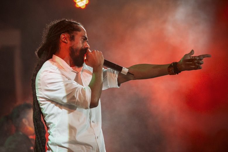 Damian Marley empolgou a galera com seus sucessos e covers de Bob Marley. Foto: Radio Layback