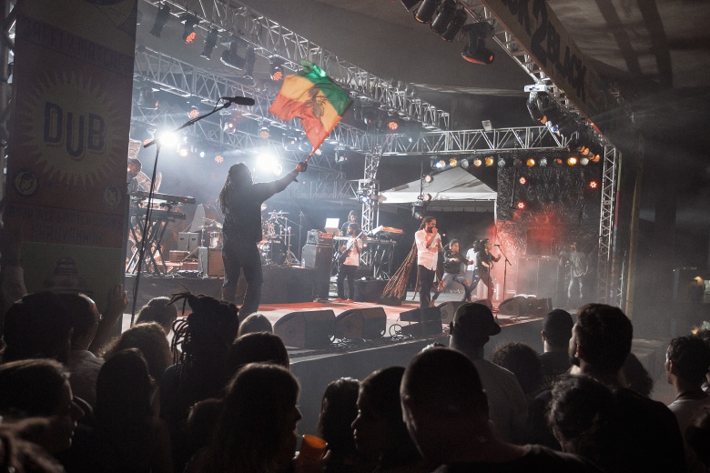 O palco de Damian Marley em chamas. Foto: Radio Layback