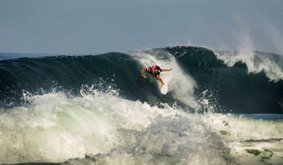 Kelly Slater disputou a segunda bateria do dia e pegou tubos como esse para estabelecer o parâmetro das pontuações do Round 1. Ele somou o maior score total do dia, um impressionante 19.27. O tubo que você confere frame por frame aqui valeu 9.50 e não foi sua onda de maior pontuação. Fotos: Hugo Carmo