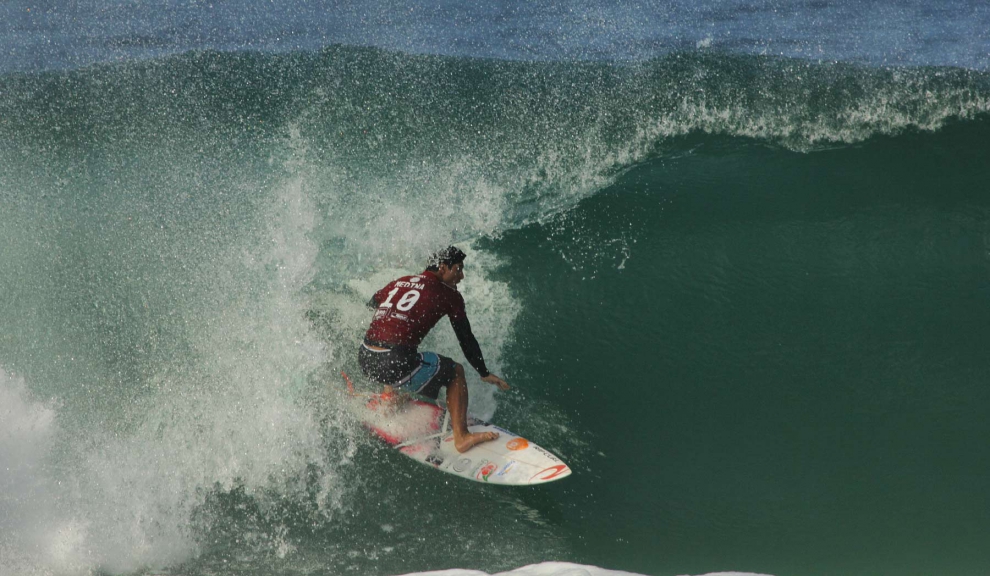 Gabriel Medina despachou Freddy P. e Alejo Muniz na quarta bateria do dia, esbanjando estilo e técnica dentro do tubo como você pode conferir no detalhe aqui. Esperamos que os resultados anteriores dele este ano não tenham persuadido você a tirá-lo do seu Fantasy Team. Fotos: Hugo Carmo