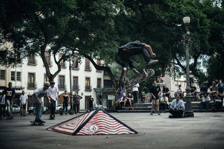 Bern tentou algumas e voltou o flipão que rendeu um tênis Volcom. Foto: Layback