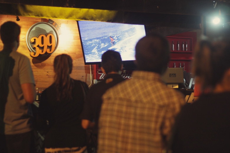 O curta rolou algumas vezes noite adentro, com o volume no talo entre intervalos com Radio Layback nos falantes e Layback TV na tela conforme manda a tradição. Foto: Hugo Carmo