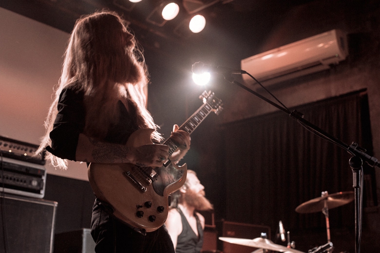 Lupus, uma vasta seleção de pedais e uma de suas Gibson SG, de uma coleção de várias delas dos anos 60 e 70. O timbre que ele tirava parecia vir direto dessa época também. Foto: Radio Layback