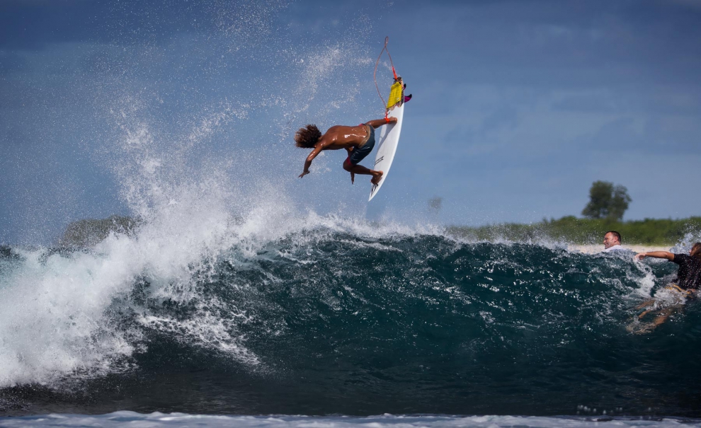 O embaixador do surf costa-riquenho e dono da peruca mais style da trip, Carlos Muñoz, em um dos muitos de seus aéreos de back.